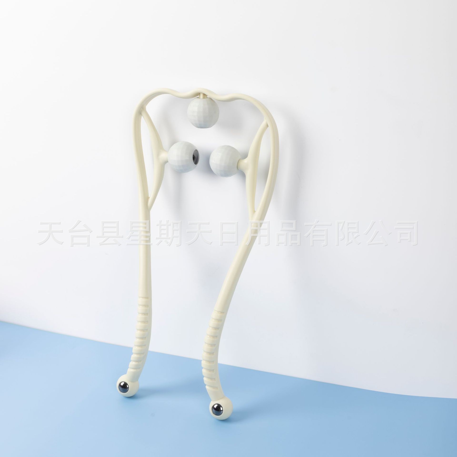 Manual Neck and Shoulder Massage Tool with Magnetic Acupoint-Inspired Nodes for Home Relaxation - Image 3