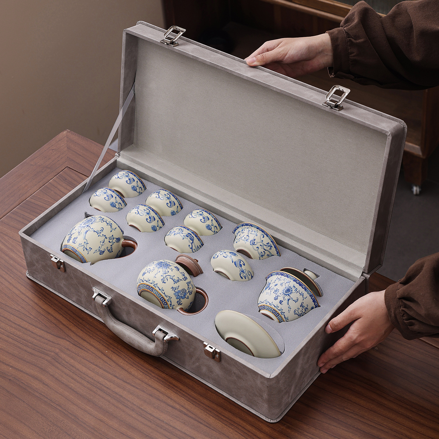 Household Retro Full Set of Ceramic Kung Fu Tea Set, Blue and White Underglaze Ceramic Complete Set, High-End Gift Box, Handy Gift