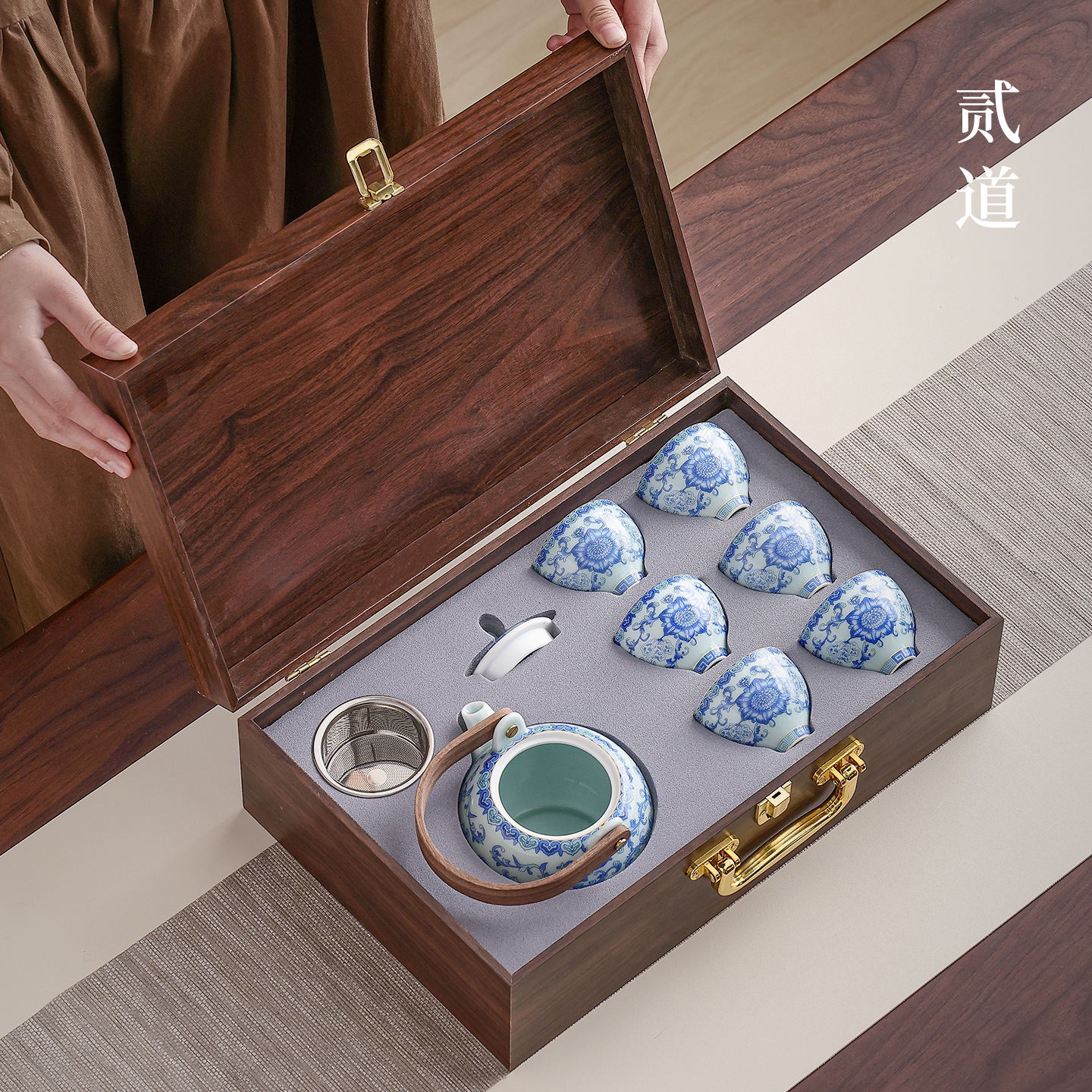Chinese Style Cultural and Creative Blue and White Kung Fu Tea Set High-End Souvenir Company Annual Meeting Business Gift for Clients with Logo