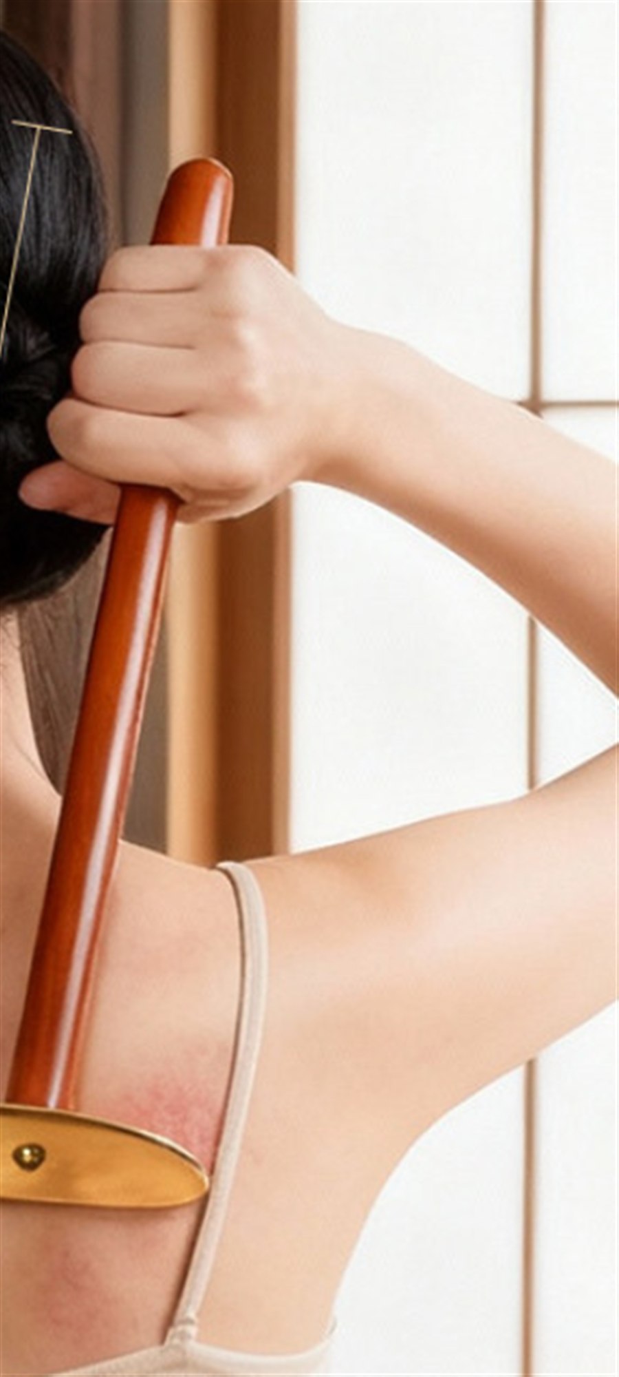 Long handle Gua Sha grip demonstration